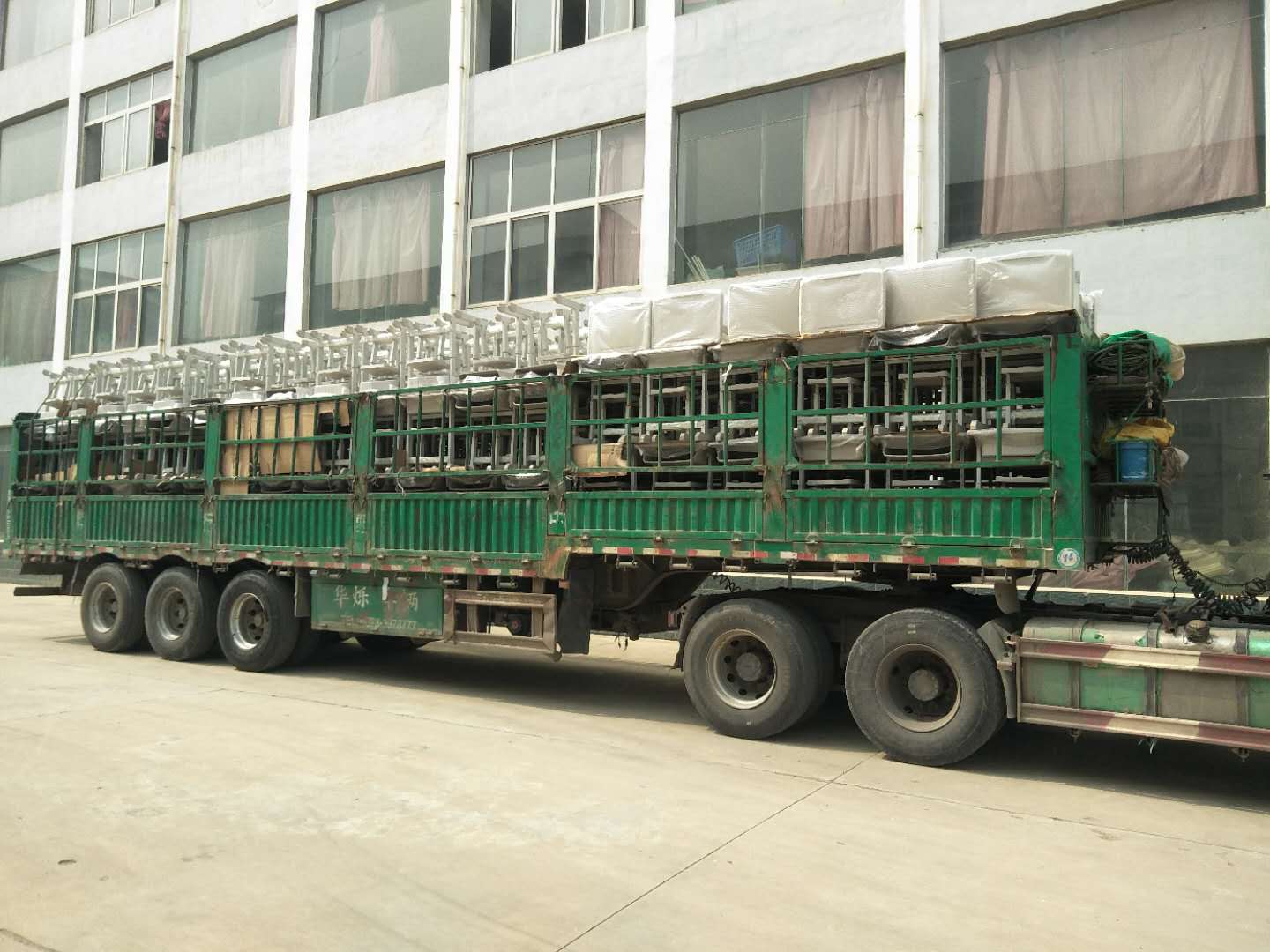 案例|睿學(xué)卓藝4000余套課桌椅批量發(fā)貨，交付客戶